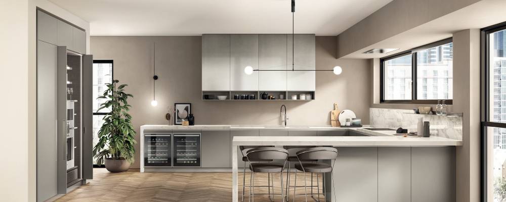 Yarımada içeren bu kompozisyon, Stained Aluminium metal efektli lake kaplamalı yüksek etkili duvar üniteleri ile Titanium Grey mat lake taban ünitelerinin birleşimini içerir. Dengeli kompozisyonu ve renkleri sayesinde dikkat çeken bir mutfak ortamı.