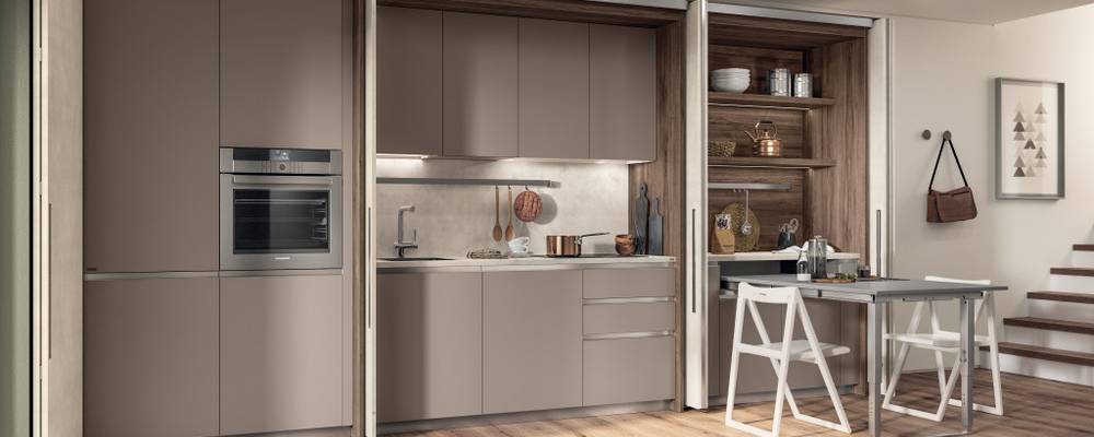 Dış kapılar için Azimut SCAV 863 dekoratif melamin, mutfak dolap kapakları için Flint Grey SCAV 322 dekoratif melamin: Bu yaşam alanını davetkar kılan nötr renklerden oluşan bir palet.