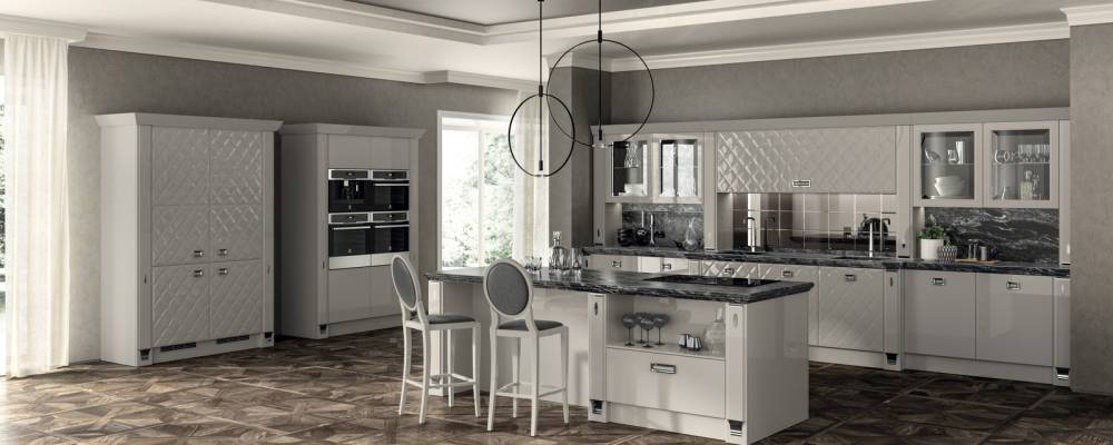 Exclusiva mutfağında belirli elemanlar için mevcut olan Glamour kapı, bu modelin sofistike ruhunu güçlendirir. Üstte duran yeni dekoratif elemanlar, bu mutfağın klasik hissine saygı gösterirken üstün işlevsellik sağlayan çekmeceli sepetlerle donatılmıştır.