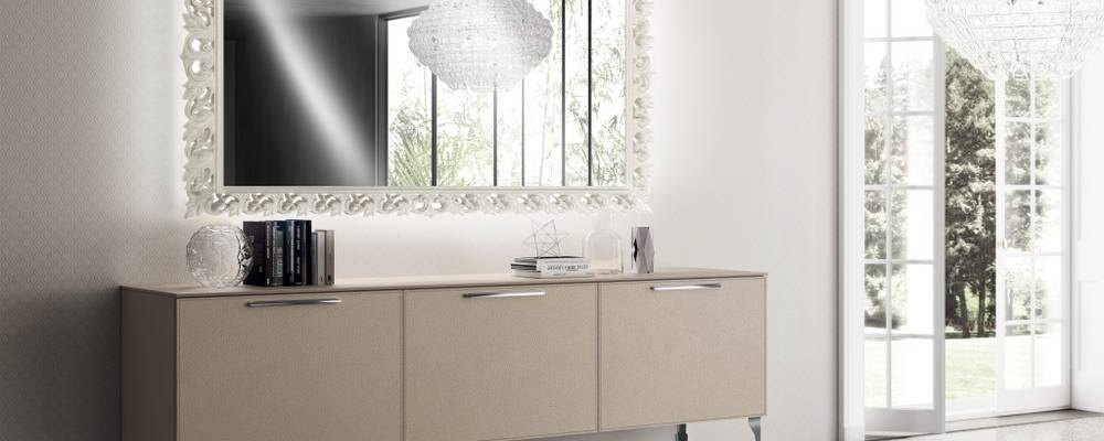 Prestijli bir havaya sahip oturma odası alanı: İnci Grisi renkli deri kapaklar, Vizon mat lake kaplamalı üst ve yan panellerle uyumludur. Bu ürünün görkemli çekiciliği, Beyaz mat lake kaplamalı, arkadan aydınlatmalı büyük Lüks ayna ile vurgulanmaktadır.