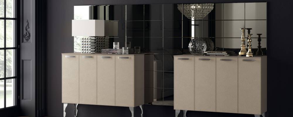 İnci Grisi renkli deri kapaklı, üst ve yan panelleri vizon mat lake kaplamalı dolap çifti. Değerli detayları sergilemek isteyenler için Swarovski® kristalli krom kaplama kulplar ve Stopsol aynalı büyük duvar panelleri.