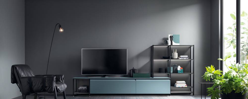 Demir Grisi Scav 374 mat lake duvar panelleri ve rafları ile Siyah Status Duvar Sistemi. Teal Green Scav 570 mat cam üst tabla ve mat lake alt üniteler. 1,2 CM kalınlığında, Profil 3 m