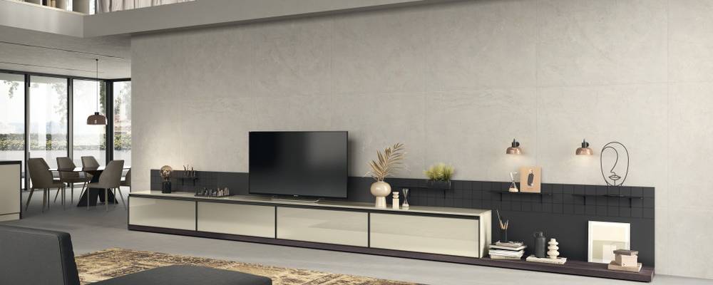 Güvercin Grisi cilalı cam alt üniteler - Anason laminattan "SQUARE SYSTEM" duvar paneli ve Antrasit kaplama raflar - Galena rengi yivli camdan "J_LAMP" duvar lambası ve Beyaz iç kısım