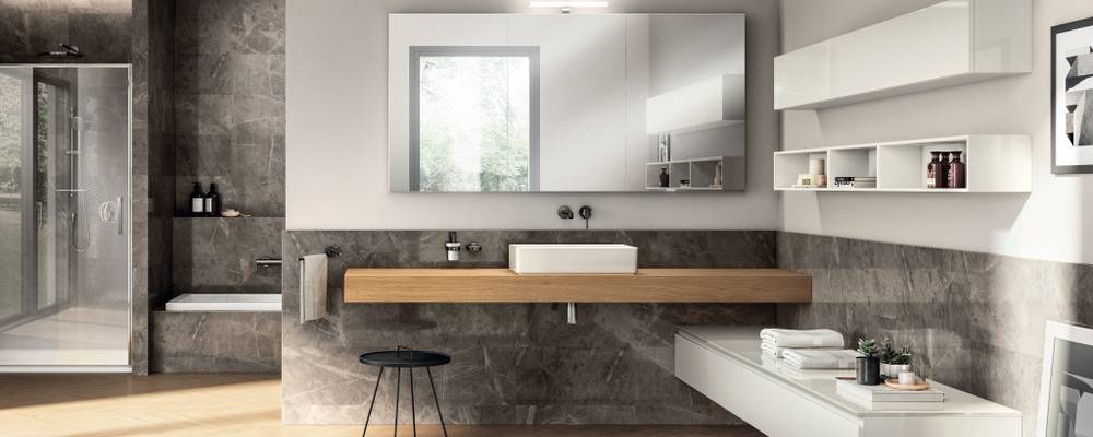 Duvar üniteleri ve duvara monte makyaj üniteleri için Prestige Beyaz parlak lake kaplama, uyumlu cam üst kısımla donatılmış; Nordic Oak kaplama üst kısım (12,5 cm kalınlığında); Racer krom kaplama LED lambayla süslenmiş büyük depolama aynası: bu ayar, minimal tasarımıyla öne çıkıyor.