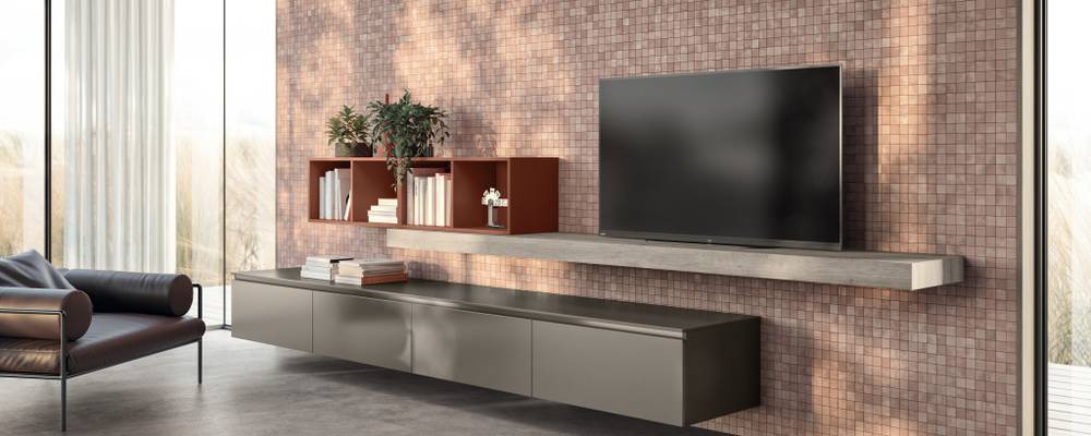 Urban Steel SCAV 1003 laminat kapaklı ve Rust SCAV 406 mat lake açık cepheli elemanlara sahip duvara monte alt üniteler. Üst Çelik laminat üst tabla ve Rustik Gri laminat duvara monte üst tabla.