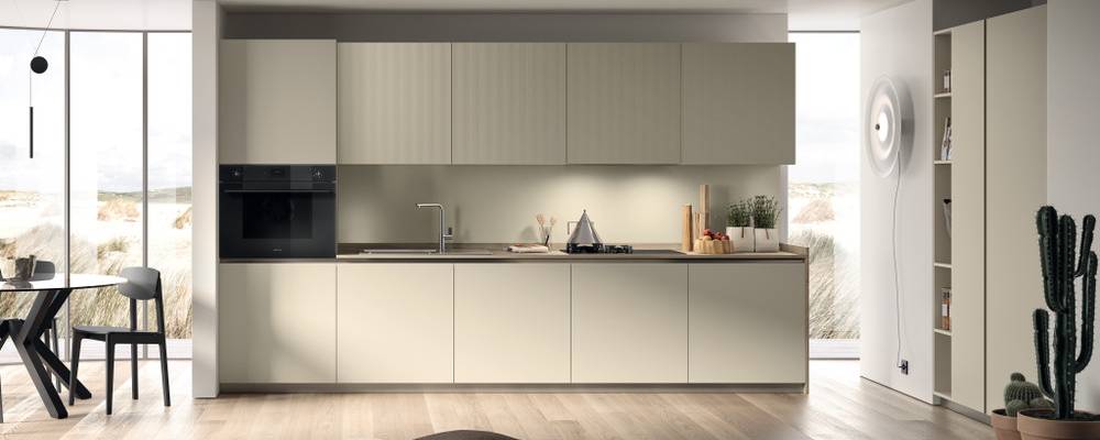 Linear kompozisyonlu, Dove Grey mat lake ve Urban Gold Strips laminat kapılar.