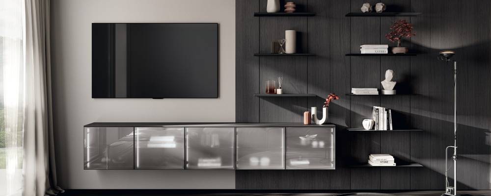 Saten kaplamalı Füme camlı koyu çelik kaplamalı alüminyum çerçeveli kapılara sahip oturma odası. Brownie Oak SCAV 1020 dekoratif melamin dikey sistem ve 2,2 cm kalınlığında Demir Gri SCAV 374 mat lake raflar.