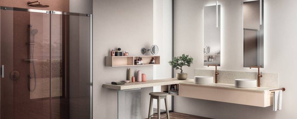 Lavabo üniteleri, kulplar ve açık önlü elemanlar için Pudra Pembesi mat lake kaplama. Çarpıcı ancak sade beyaz Fancy lambaların yarattığı aydınlatma sayesinde sıra dışı bir banyo yaratmak için.