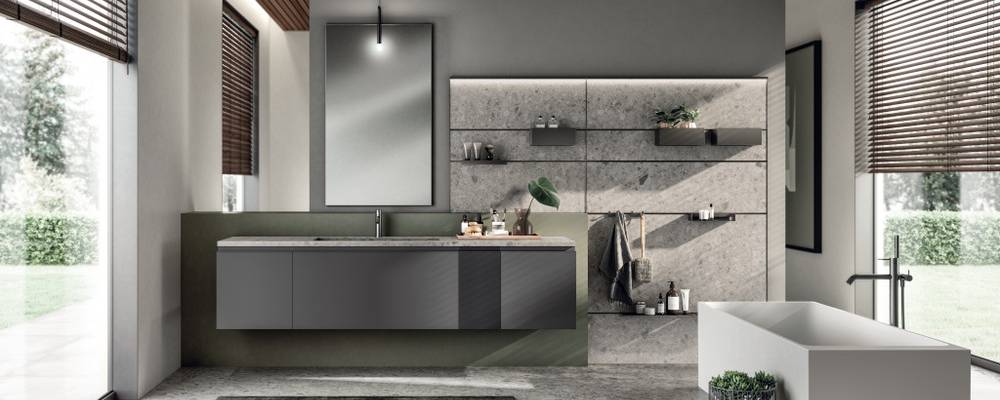 Line System'in çarpıcı ancak sade tasarımı bu ortamı donatıyor. Bu, üzerine birkaç Dark Steel boyalı metal eşyanın takılabileceği duvar panelleri ve alternatif profillerden oluşan modüler bir yapıdır: depolama kapları, raflar, açık önlü elemanlar ve kancalar. Pietra d’Iseo Ceppo Porselen Taş Duvar Paneli sayesinde etkileyici bir görünüm elde ediliyor.
