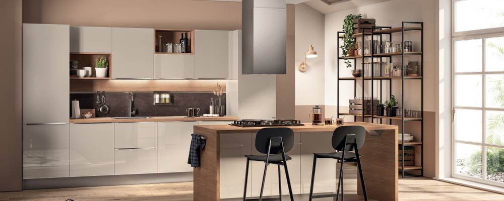 Land Oak laminat tezgah (4 cm kalınlığında) tüm mutfak aktivitelerinin çalışma kalbini oluşturur, aynı zamanda kullanışlı bir ek tezgahtır. Sand parlak lake taban ve duvar üniteleriyle olağanüstü renk kombinasyonu.