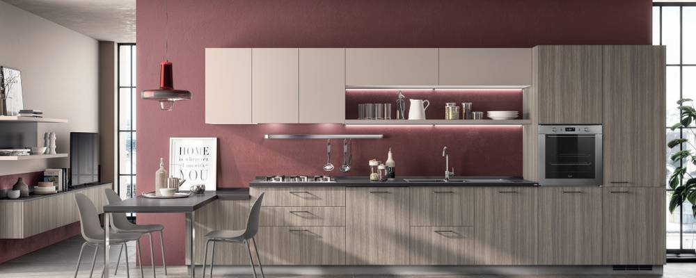 Dikey damarlı Taj Eucalyptus dekoratif melamin ve duvar ünitelerindeki Easy Sand dekoratif melamin kaplama, bu Urban konfigürasyonunu herkesin erişebileceği bir kişilik potası haline getiriyor. HoldUp kahvaltı sehpası desteğiyle bir tasarım dokunuşu.