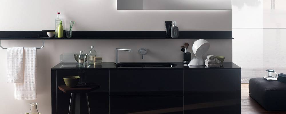 Siyah vernikli alüminyumdan “Skyline” aksesuar rayı için yine Slate Black, cilalı alüminyumdan havlu askısı ve tabanlar için cam raflar. Çeşitli model ve boyutlardaki aynalar ve lambalar bu sofistike seriyi tamamlıyor (bu çözüm, “Impact” ışıklı bir “Link” ayna ve bir “Wallmirror” ışık içerir).